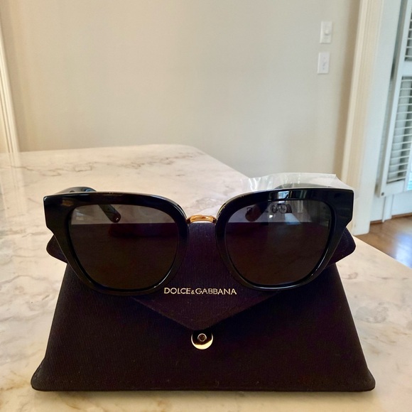 DOLCE AND GABBANA  DG4437 BLACK W/DARK GRAY SUNGLASSES RETAIL $354 - Picture 4 of 9